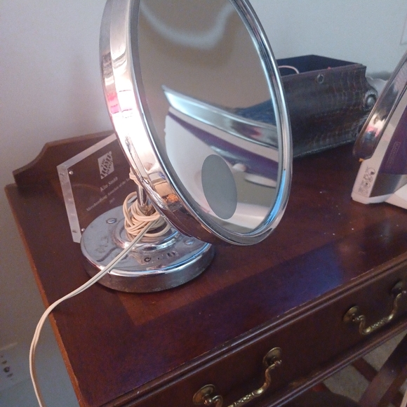 Lighted magnifying makeup mirror - Picture 2 of 2